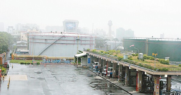 中油新竹油庫緊臨公道五路與世博台灣館，周邊居民多年來都希望能遷址。 記者李青霖／攝影