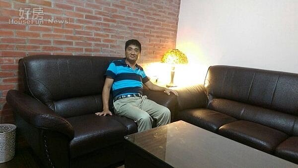 2.房東把舊公寓整修成歐式風格的住處,客廳內有一面牆是真的磚頭堆砌的!