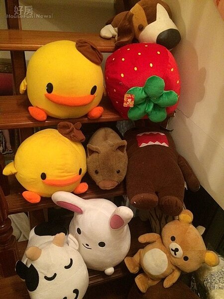 4.就連樓梯也被她心愛的娃娃給堆滿。