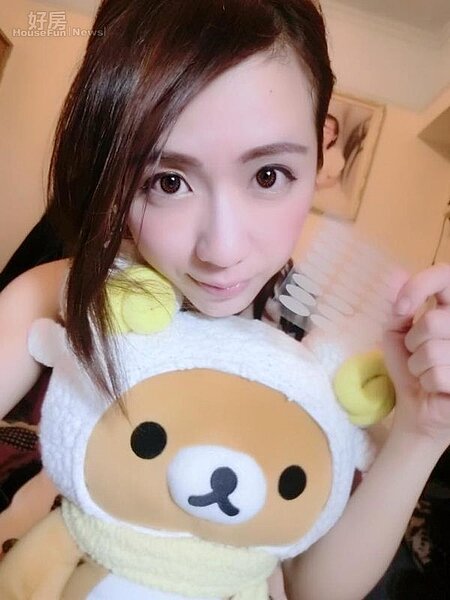 1.擁有水汪汪電眼的鴨鴨,自許為重度娃娃控,尤其是對日本卡通人物懶懶熊無法招架。