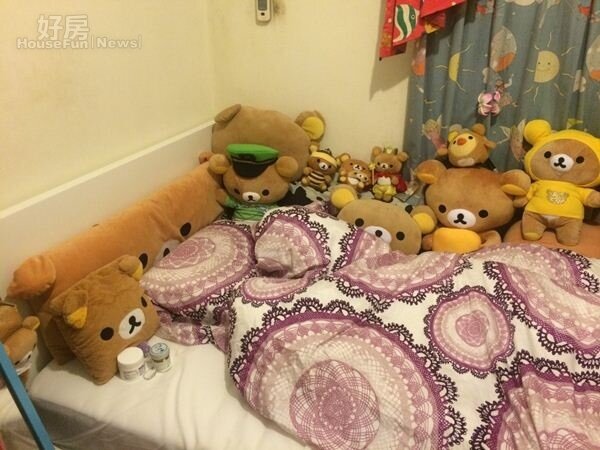 
3.鴨鴨臥房的床鋪有一大半被懶懶熊布娃娃堆滿，即便是炎熱夏天鴨鴨也捨不得把這些收起來。