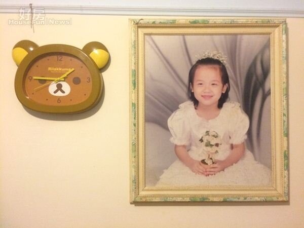 
5.臥房牆上掛的也是懶懶熊時鐘，還有鴨鴨小時候的照片。