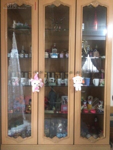 
6.客廳的櫥櫃則有許多可愛的杯子與娃娃小物收藏。