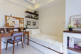 由於建案公設比為30％，因此35坪實際上僅能使用約24坪，加上廚房與露台佔用了比較多的室內面積，因此在房間部分就較為狹窄，不過多利用創意也可以讓整體感覺變得寬敞。
例如床鋪與櫃子部分可使用木作直接現場製作，再搭配簡約的書桌，家中的第二代就有自己專屬且實用的空間。