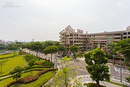 昇陽遇見對面為學校，左右兩邊則是綠草如茵的公園，附近還有河濱自行車道可以讓住戶享受追風的樂趣，整體環境十分不錯。只是要買日常用品或者是便利商店，還是要走點路才能到達。