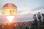 6顆熱氣球　海灘上迎曙光