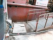 木棧板、水管阻道　無礙坡道難行