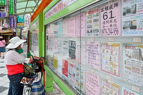 租屋看板與廣告。(好房網News記者 陳韋帆/攝影)