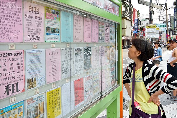 租屋看板與廣告。(好房網News記者 陳韋帆/攝影)