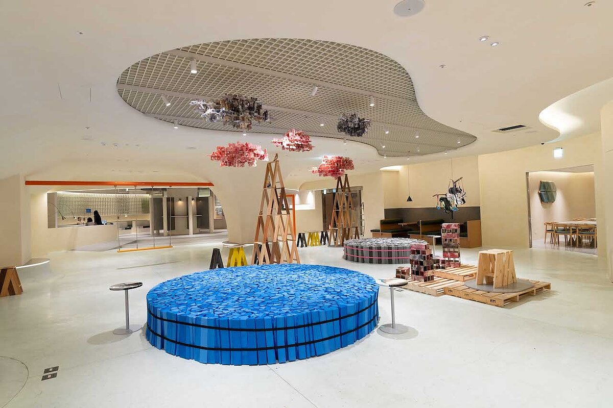 「BEONE未來共生基地」改造了原三溫暖與健身俱樂部,透過「低介入」設計保留泳池、水療池與淋浴間等既有結構。圖/取自遠雄