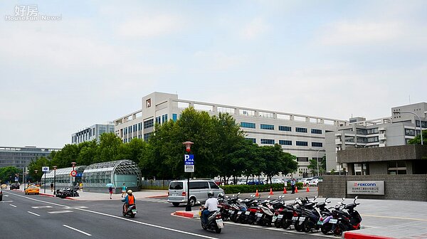 鴻海就位於頂埔站2號出口旁,讓許多民眾質疑是否圖利廠商。(好房網News記者 陳韋帆/攝影)