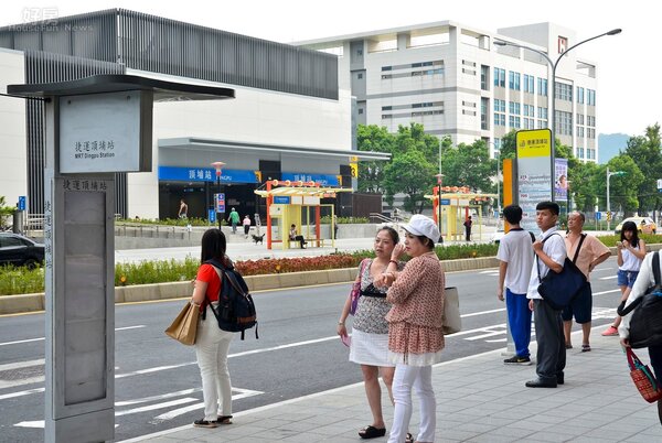 頂埔站4號出口旁的公車站在下班時勉強可以看到一些人潮。（好房網News記者 陳韋帆／攝影）