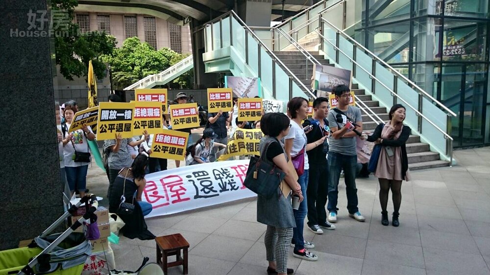 座談會開始前,不少住戶不滿日勝生不願讓夫妻兩人同時入場,因此聚集在轉運站前抗議,民眾欲強行進入也造成多次推擠。