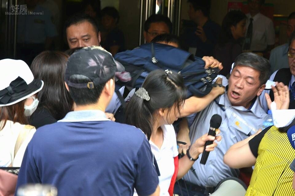 住戶想硬闖入座談會,雙方肢體衝突不斷。
