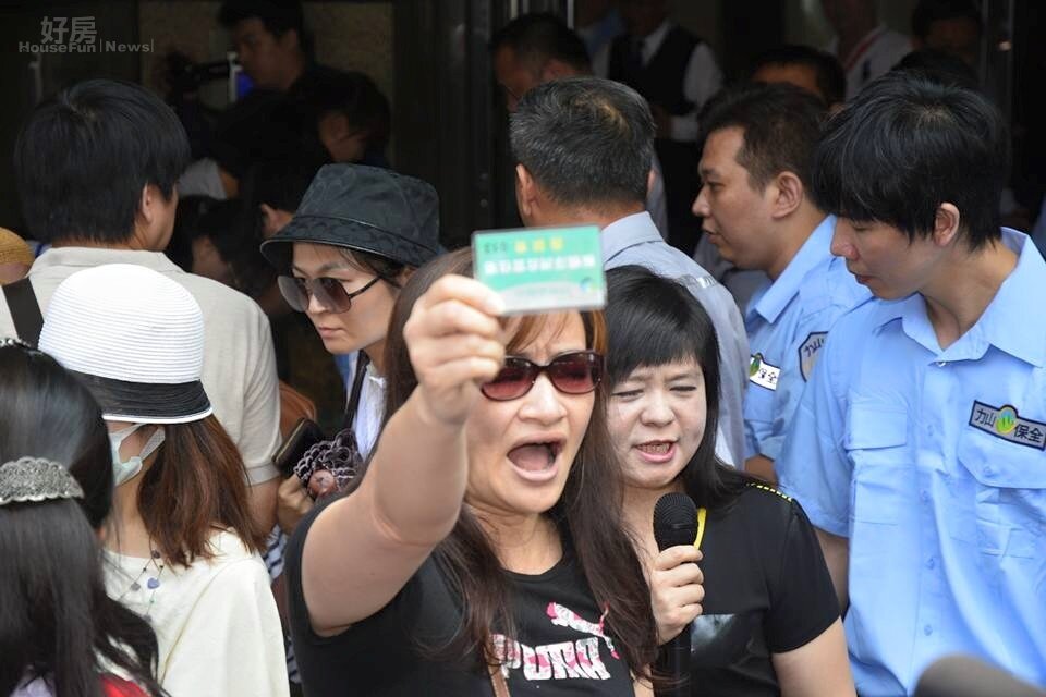 住戶氣憤的表示,明明已經換證卻遭阻擋無法入場。