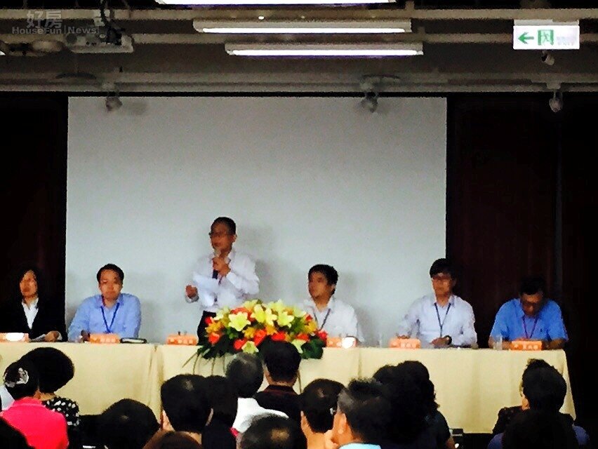 入場的住戶也痛批,日勝生老闆未到場,座談會根本變成住戶交流。