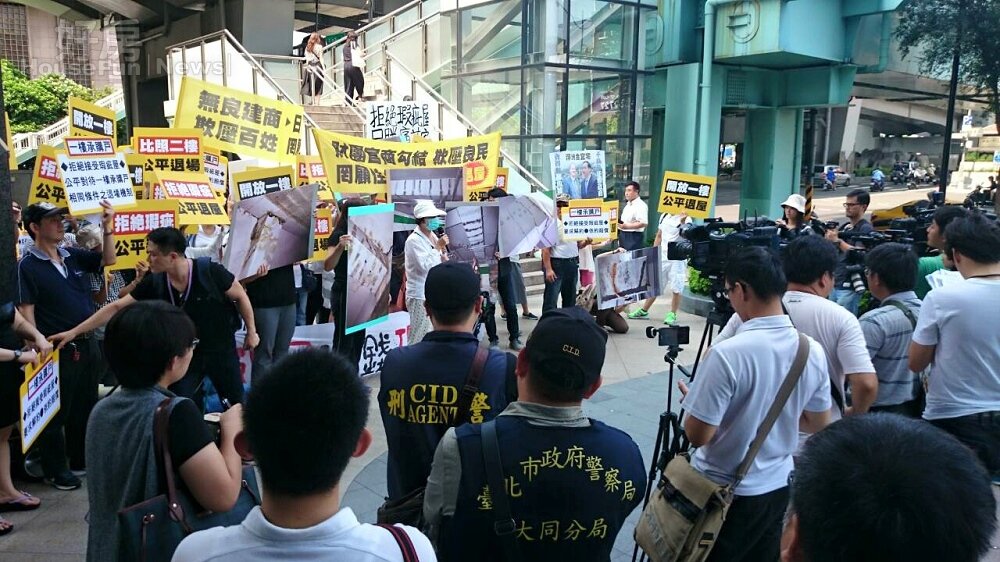 雙方火氣很大、深怕衝突會進一步擴大,就連警方也都到場進一步關切。