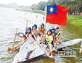 自力環保造筏　水上飆速競駛