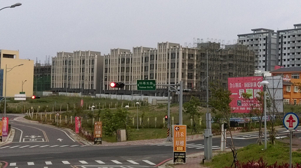 大埔地區蓋起不少新建案,和張藥房殘壁相比,顯得十分諷刺。(截取自台灣農村陣線)
