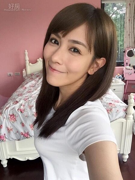 1.因接演電影《排球甜心》獲封「排球甜心」、也曾在電影《小時代1、2》中擔綱演出,在螢光幕前總給人清新甜美的印象。