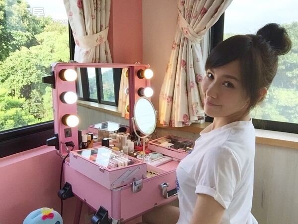 5.粉紅色化妝台組合櫃位於靠窗處，丁巧唯強調她對底妝色十分要求，因此化妝時會特地採用混光。