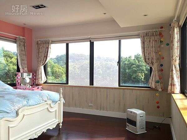 3.房間三面採光,窗外大自然景象盡收眼底,窗簾與床單也特地挑選能與窗外風景搭配的玫瑰碎花圖案。