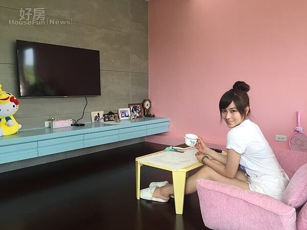 4.丁巧唯特地將靠牆桌漆成tiffany藍色,搭配黃色小茶几、粉紅色沙發等傢俱,營造出粉嫩暖系的鄉村風色調。