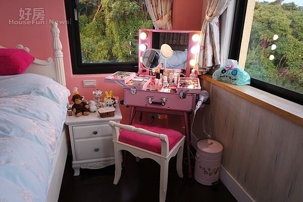 5.粉紅色化妝台組合櫃位於靠窗處,丁巧唯強調她對底妝色十分要求,因此化妝時會特地採用混光。