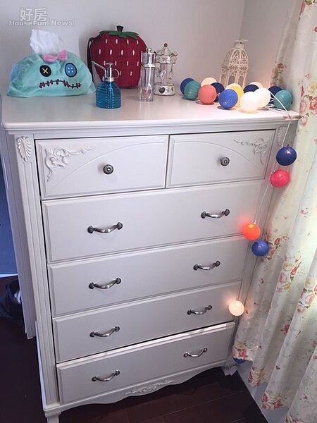 7.角落的白色歐式復古櫃,上面有Scrump 醜丫頭面紙盒與香水。