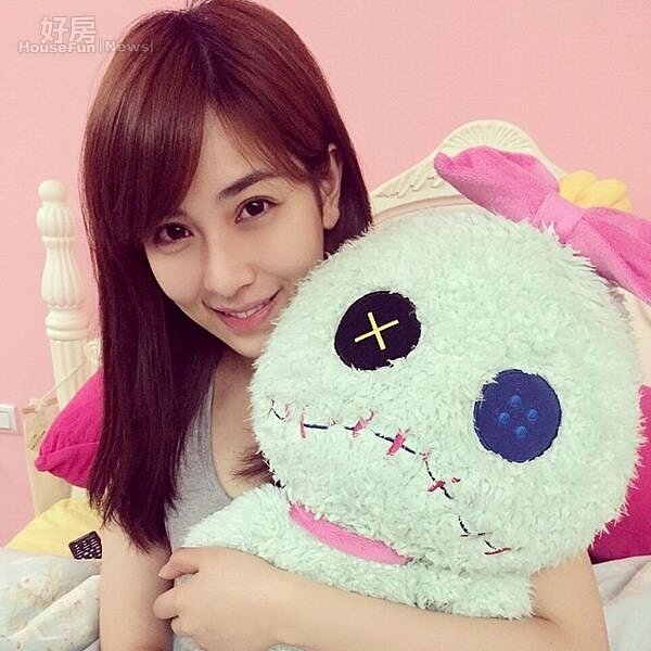 8.丁巧唯本身是Scrump 醜丫頭重度粉絲,房間四處可見到相關布娃娃,且她認為淺藍綠色的醜丫頭與房間田園鄉村風很搭。