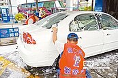 這個加油站　愛心天使幫洗車