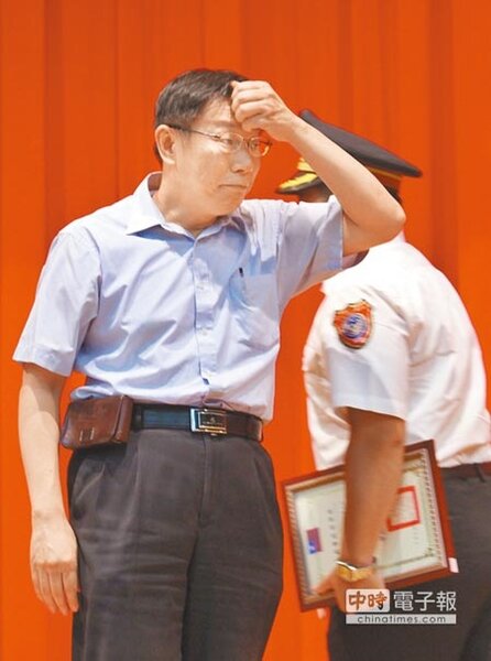 
台北市長柯文哲（左）20日表示，仍會設法前往大陸參加雙城論壇。（王錦河攝）
 