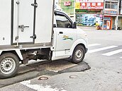 人孔蓋下陷　車輛輾過空隆響