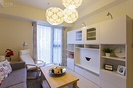 為了避免沙發上乘坐時的壓迫感，電視櫃的高度較低。照明部分則不建議如照片中的三登吊燈組，因為會增加空間的壓迫感，且容易卡灰塵不易清理。
若預算足夠的話，可以鋼絲軌道形LED燈，此種燈具較為活潑，也無需還要花費一筆預算包覆天花板以符合燈座安裝需求。