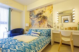 主臥式部分床頭上方有梁。傳統觀念認為頭上有梁對睡此房的人不好，因此可增加一組床頭櫃以增加頭跟牆壁之間的距離，也可降低梁柱的壓迫感，但須注意床頭櫃深度不能太深，以免床尾與牆壁太近造成通行不便。
若衣櫥空間不足，可取消照片中藍色單人沙發，多採購一組小拉門的衣櫥使用。