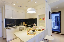 這次示範低價裝潢是由昇陽建設所興建的「寓見」建案。室內實際使用空間約20坪，較適合新婚夫妻或者是有兩位以內小朋友居住的兩房一點五廳的空間。
廚房採開放式設計，搭配小餐桌形成一個ㄇ 字型空間，以避免已經屬於狹小的室內空間顯得更為侷促。
廚具與餐桌採用白色色調，空間視野上有放大效果。燈具部分廚房採坎燈設計，餐桌則是賣場就買得到的簡單吊燈。