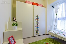 若以木作製作木質衣櫥的一貫設計來看，基本上大都會向上做滿到梁柱，但是系統櫃卻很難找到剛剛好的尺寸，因此大都會在上部留下部分空間。
這時候只要購買幾組便宜的收納櫃一樣可以加大收納空間。