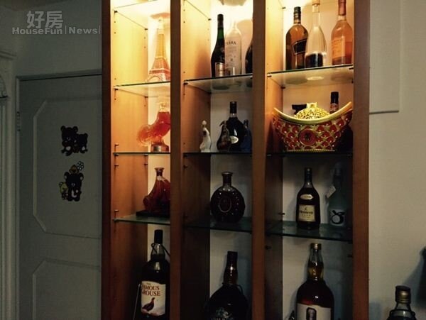 
3.客廳裡擺滿酒的櫥櫃，是姿文爸爸的收藏。