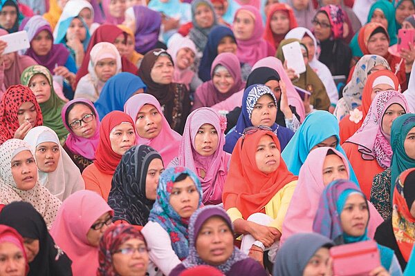 本周日台北車站湧進數萬名印尼籍移工歡慶開齋節。 本報資料照片