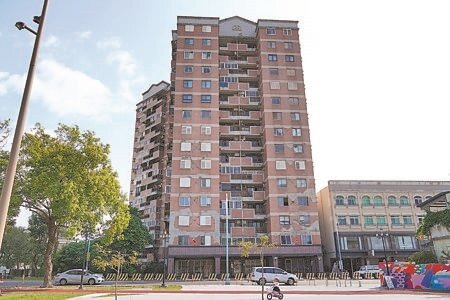 花蓮縣吉安鄉集合住宅「山海觀」大樓前年受0403花蓮大地震影響,建物外牆龜裂、磁磚剝落,所幸結構堪稱完整,不用拆除重建,住戶也決定採耐震補強工程修復家園。(羅亦攝)