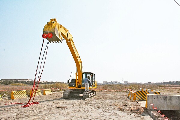 彰濱工業區電鍍專區第二期B區用地動土不到4個月,44個區塊全數售盡。傳出專區廠商「囤地」待價而沽;彰濱服務中心表示,已通知廠商在買地後的3年內完成開發,囤地者最嚴重將被買回土地。 記者簡慧珍/攝影