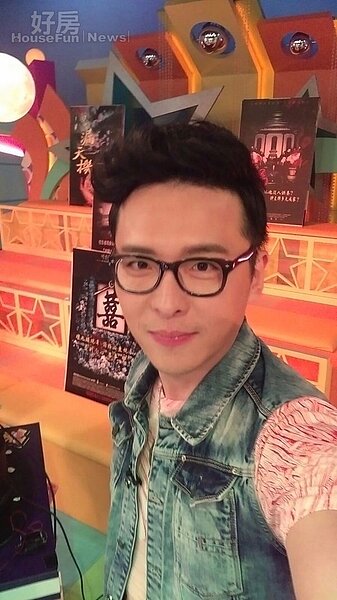 1.安格斯是知名星座心理專家,擁有NYU紐約大學心理系的學歷,主攻兒童發展心理,現在也是各大節目力邀的對象。