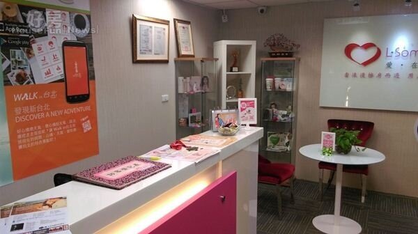 
2.工作室一進去設置了服務櫃台，以白色櫃子搭配粉紅色系裝潢。