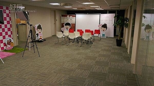 5.安格斯跟同學合夥的複合式辦公室中間有個廣場,不定期會舉辦講座等活動,還可以當成攝影棚,空間充分運用!