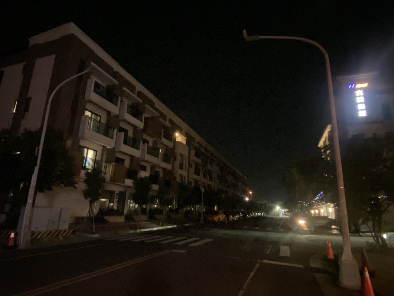 彰化市莿桐派出所旁一處大型透天社區，被在地視為「富人區」，卻因路燈電費長期未繳，導致平順街夜間全面停電、漆黑一片已近一年。記者林敬家／攝影 