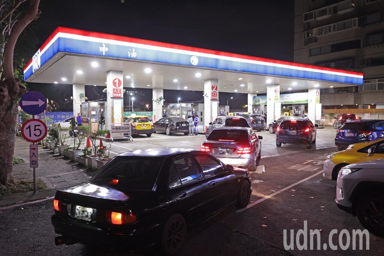 台灣中油29日嚴正澄清，自中東爆發美伊戰爭以來，國際油價急遽上漲，第一時間啟動美伊戰爭專案平穩機制，吸收絕大部分汽、柴油價格漲幅，並無媒體所稱超漲之情事。記者許正宏／攝影 