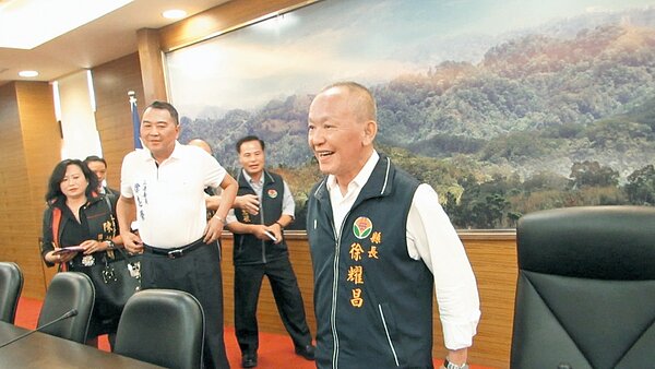 苗栗縣政府積欠員工的薪水今天入帳,縣長徐耀昌(右)昨天露出近來難得一見的笑容。 記者范榮達/攝影