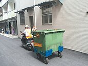 騎機車拖子車收垃圾　埔里喊停