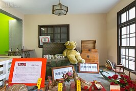 安平運河七號屋宅是興建於日據時代的洋式屋宅，屋內空間頗大，牆上與地板等用料實在，整體裝潢雖若不像現在屋宅般的華麗，但在當時可是有錢人的代表。
現在屋宅由安平當地有心人士改為創意市集與藝文展覽空間，並陳列了許多阿公阿嬤早期生活用品，值得細細品味。