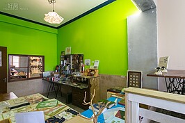 在經費有限的情況下，屋內的展示品大都是義務贊助而來的。展區雖沒有如博物館那樣的精緻典雅，卻在樸實中另有一番情趣。